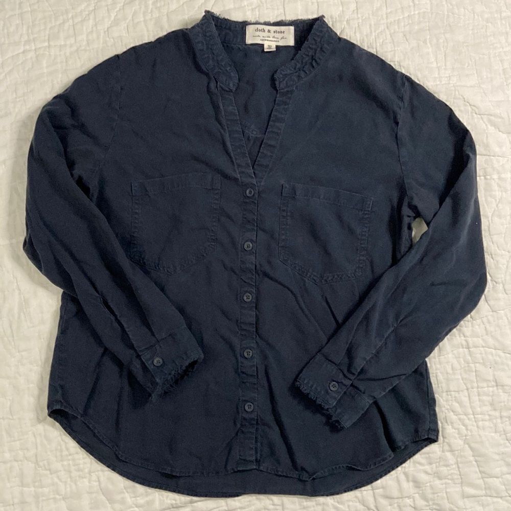 Anthropologie’s Cloth and Stone Navy Button Up Shirt size Medium